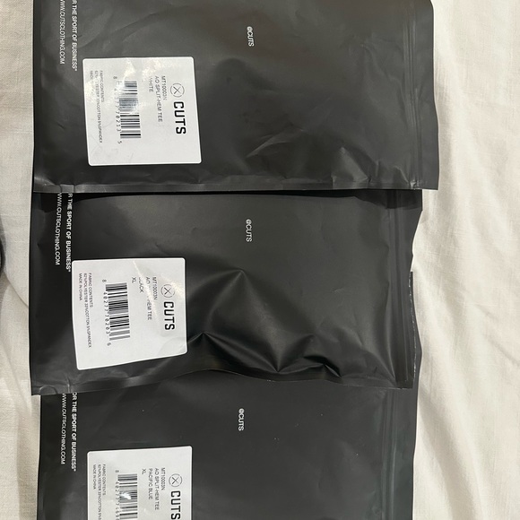 Cuts AP split Hem Tee - Picture 2 of 2